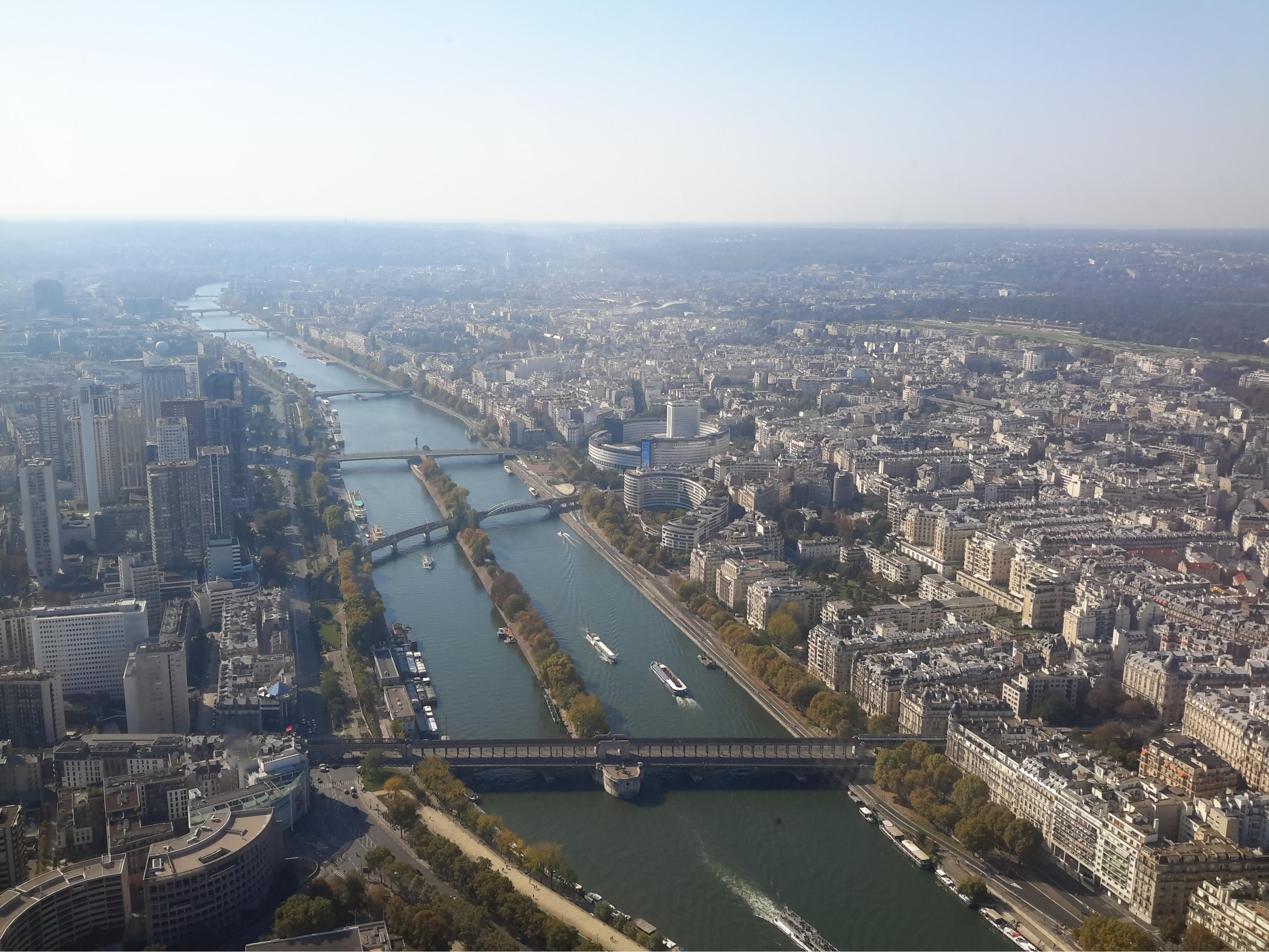 محیط اطراف برج ایفل