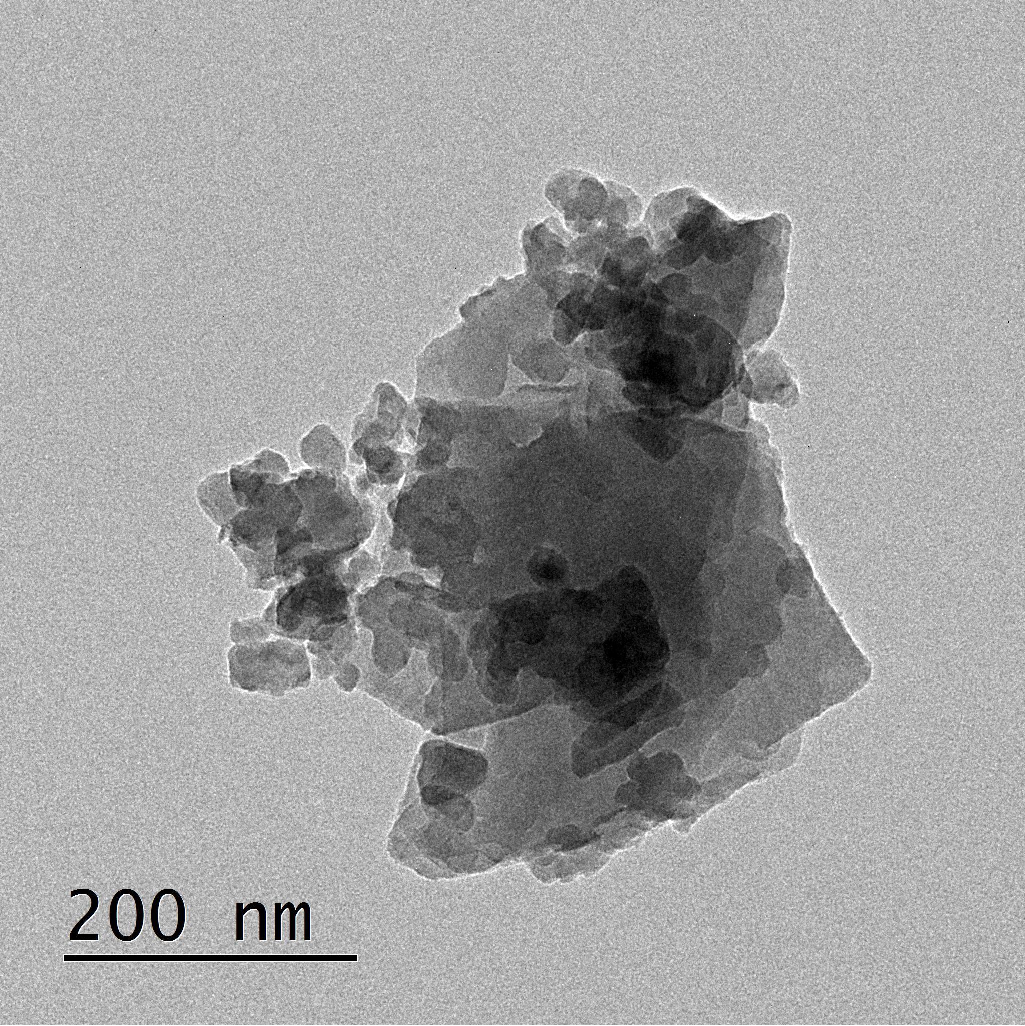 تصویر میکروسکوپ الکترونی گذاره از نانو ذرات کلینوپتیلولیت تولید شده با آسیاب گلوله ای سیاره ای از زئولیت طبیعی